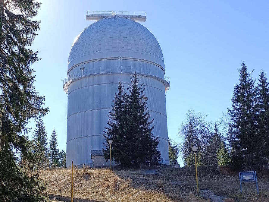 Astrometric and astrophysical research of variable astronomical objects